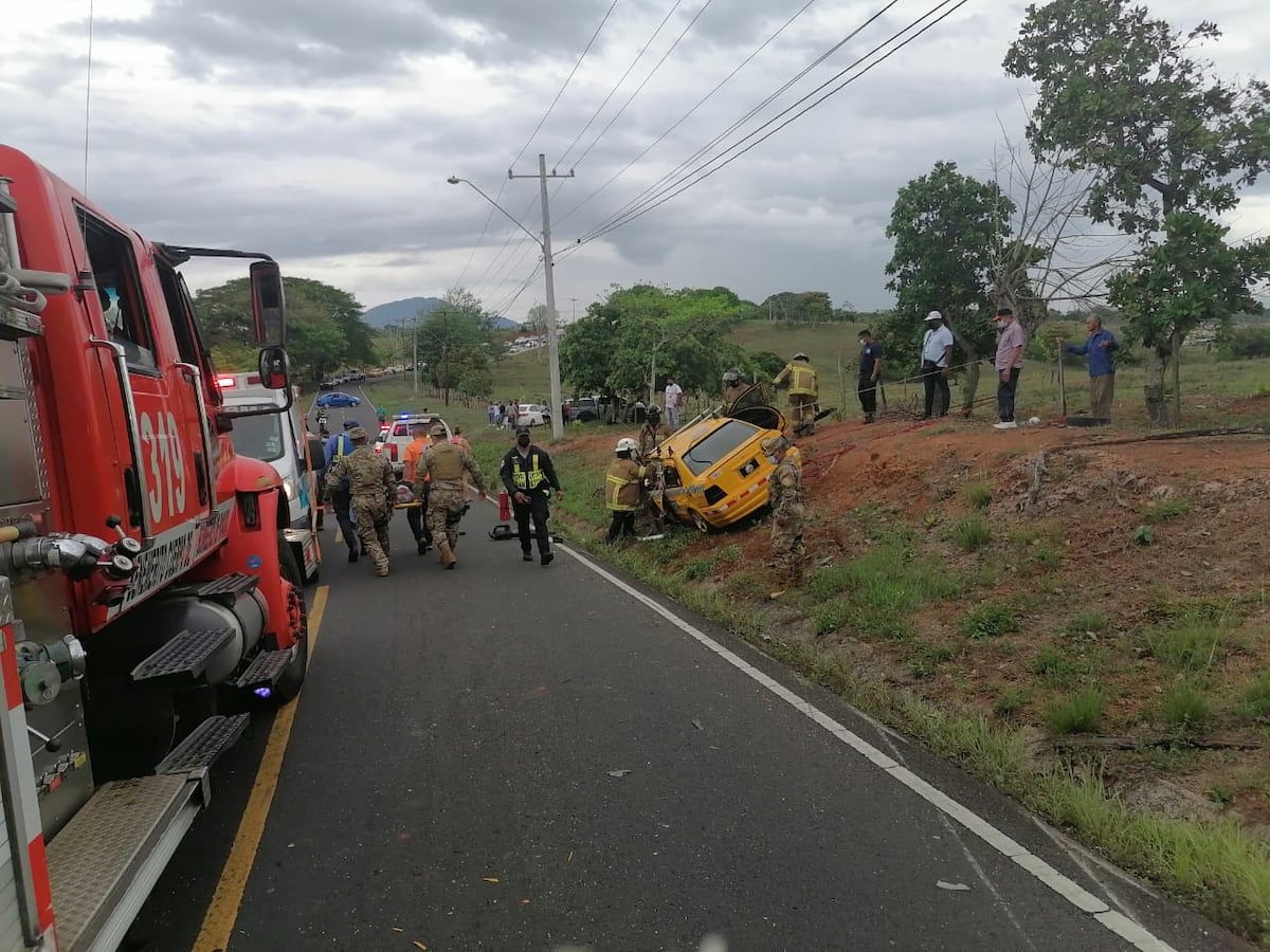 Aparatoso. Iban en un taxi y terminan en el hospital. Cortan carrocería para rescatar a heridos. Video
