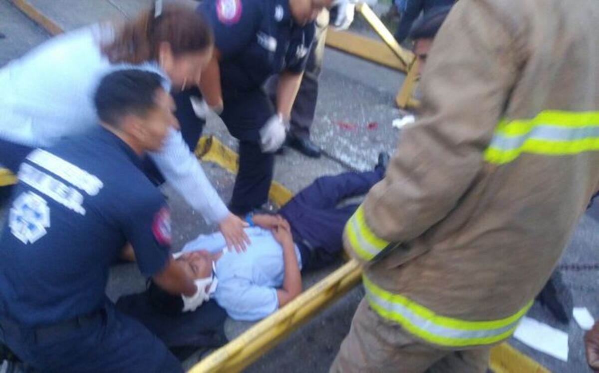 VIDEO| Tres estudiantes heridos por la caída de un poste del tendido eléctrico
