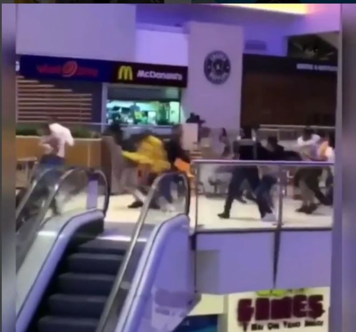 Trifulca en el Mall tras estreno de película 'La monja'.Parecían poseídos |Video