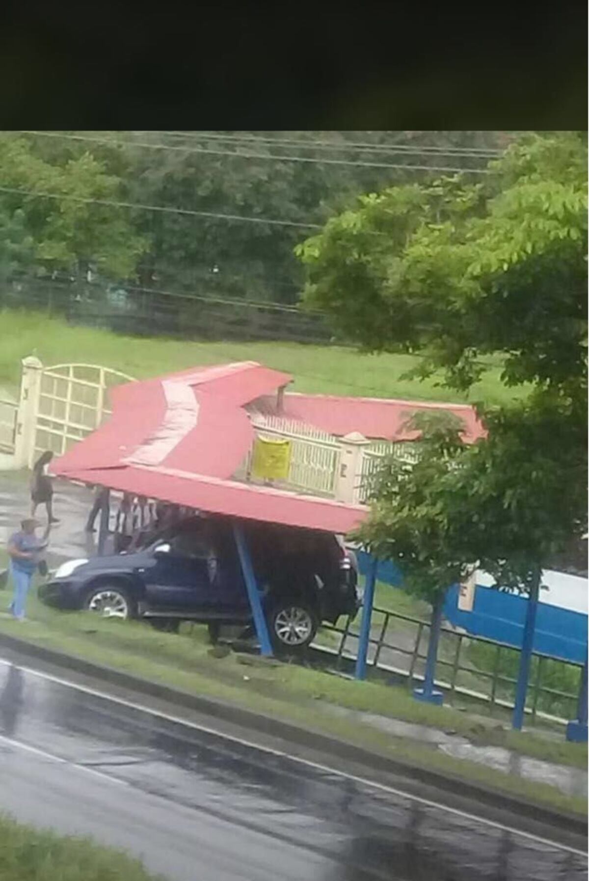Vehículo queda sembra'o en la marquesina de un Colegio en Chame 