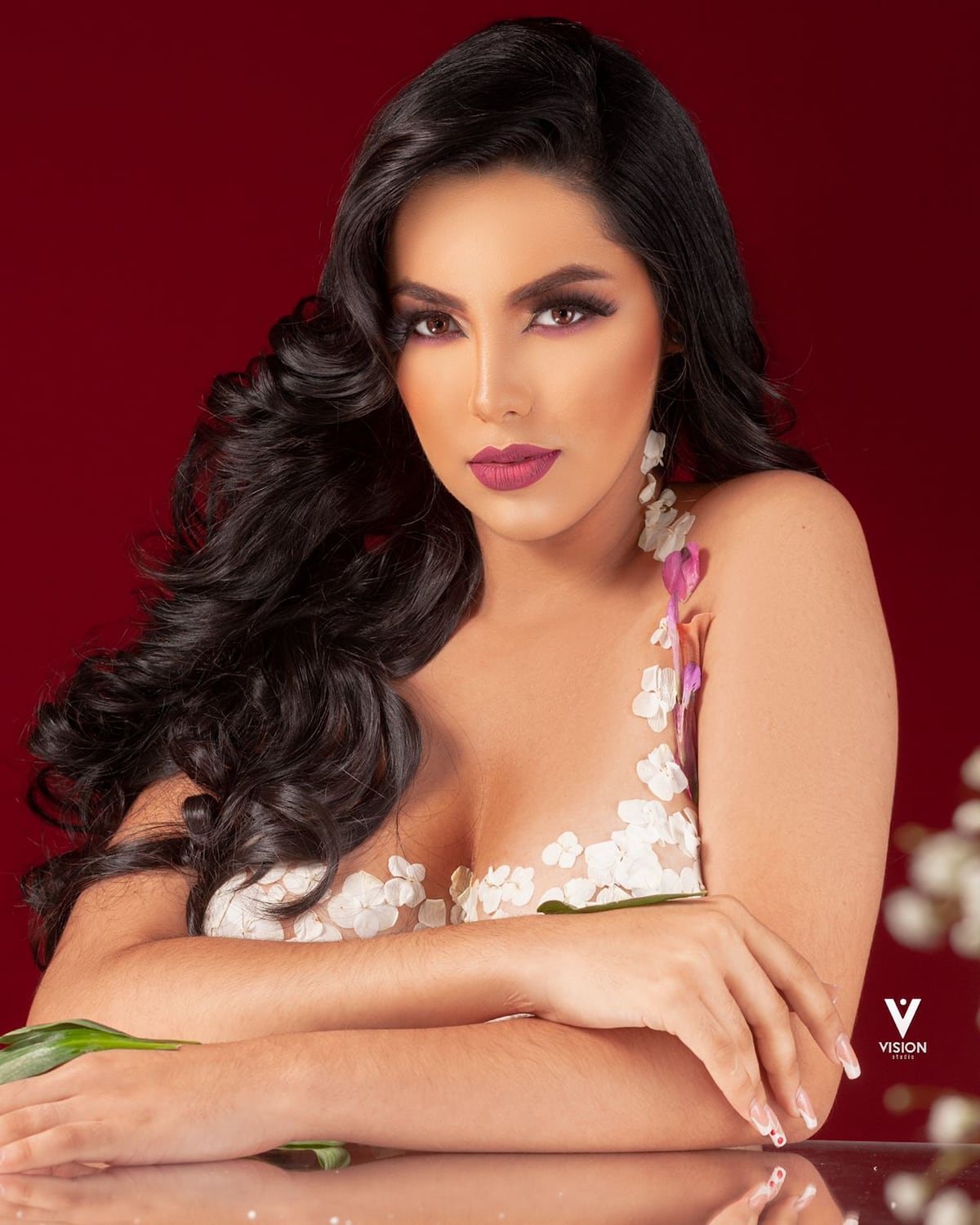 Quería ser reina y ya tira besitos. Las críticas le resbalan. Reina de Carnaval de Panamá revela un ‘secreto Real’