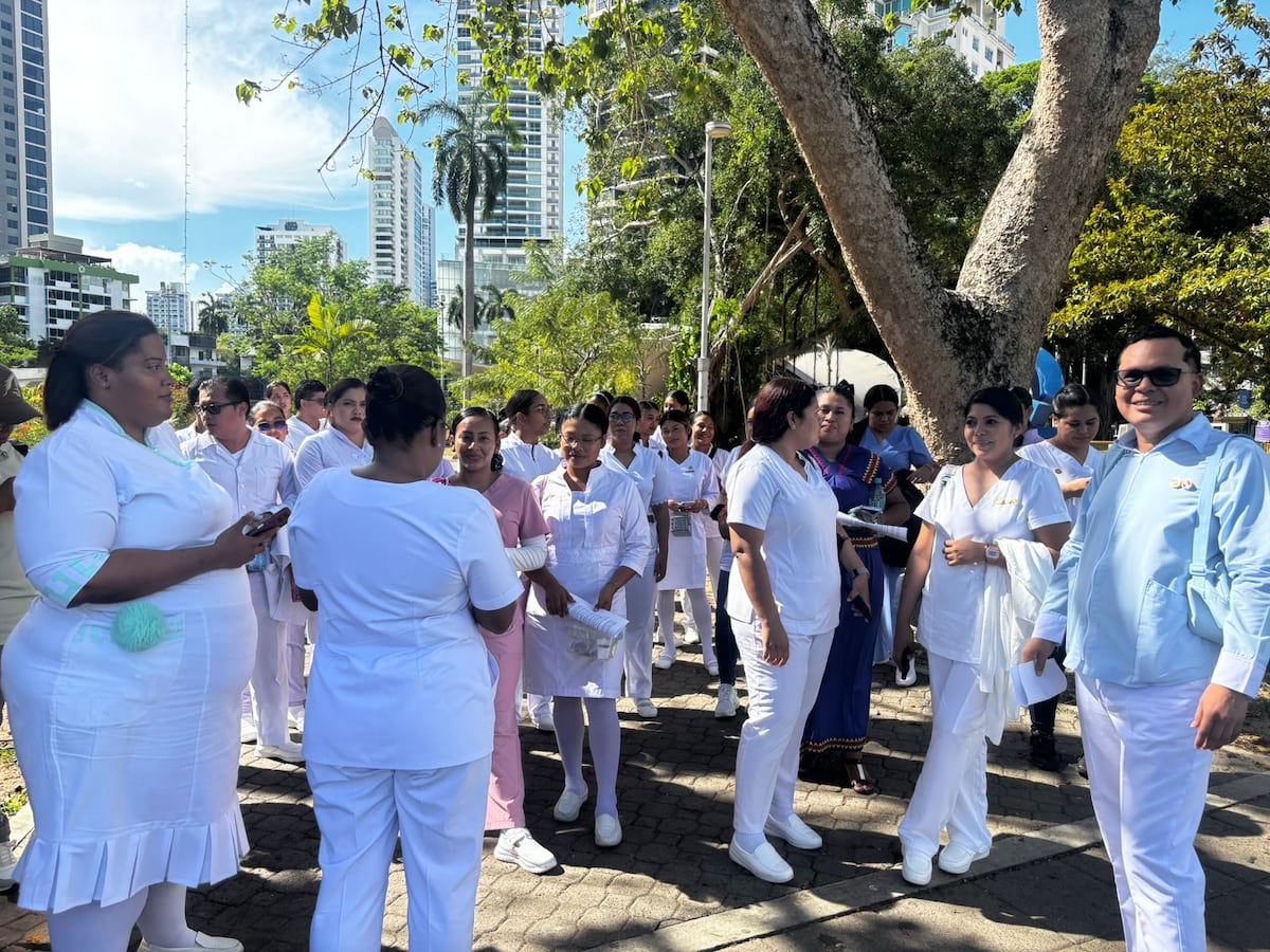 ‘Las plazas están ocupadas por jubiladas’.  Más de cien enfermeras desempleadas denuncian crisis y falta de oportunidades