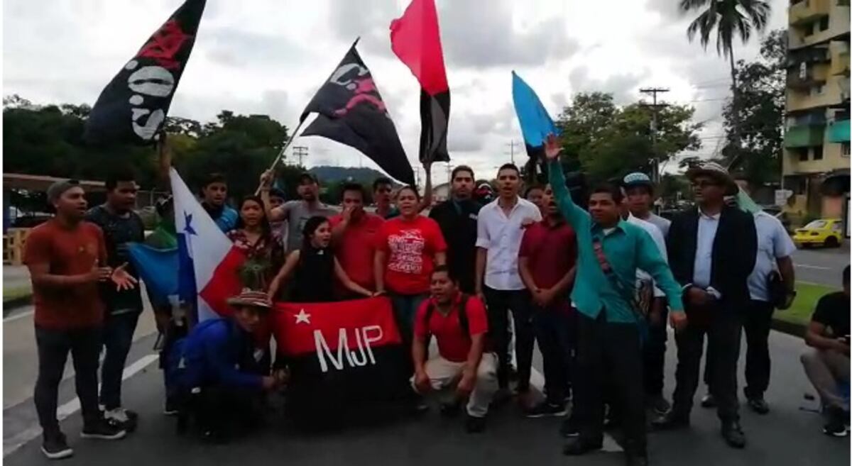 Querían dormir en las calles. Universitarios despejan la Transístmica. Rector se pronuncia sobre las clases de este viernes. Video