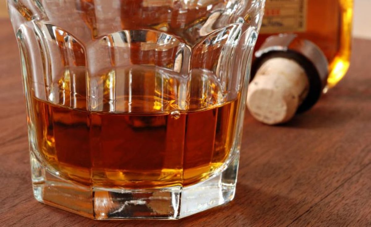 Licor adulterado con metanol mata a 19 personas en un mes y alerta a Costa Rica