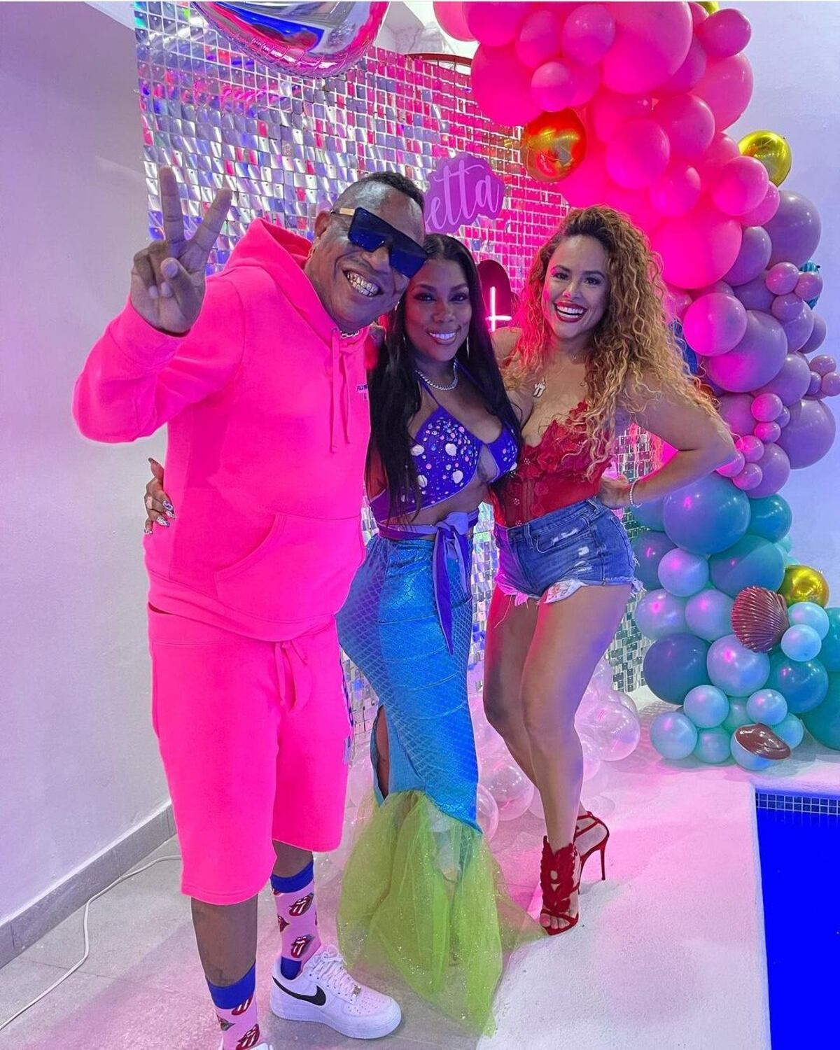 Burbuja familiar grande. Fiesta de Mussetta: sin mascarilla, sin distanciamiento y con concierto