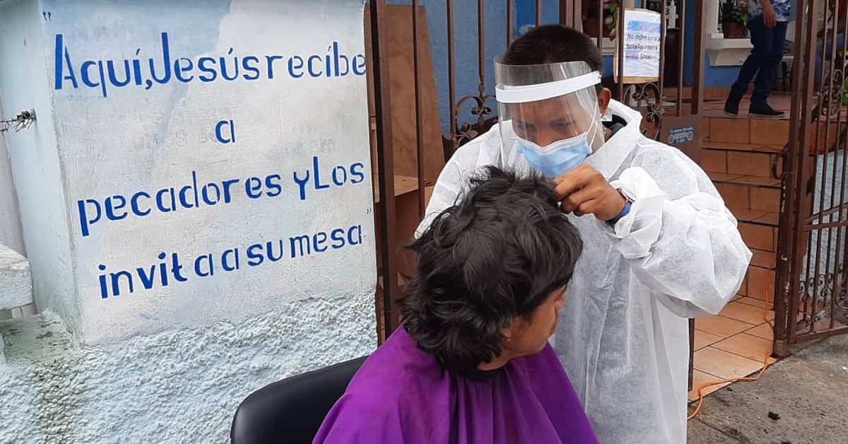 Cruel. Desde que empezó la pandemia muchos abandonaron a ancianos en las calles. Entre la covid-19 y el hambre. Video