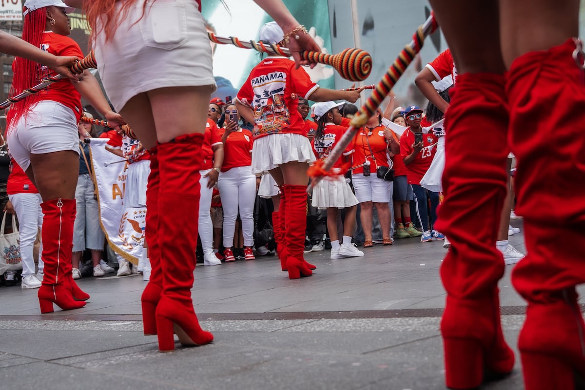 ¡El amor metió gol! Pareja de panameños dio el ‘sí’ en pleno apoyo de la ‘Marea Roja’ a la Sele en Times Square