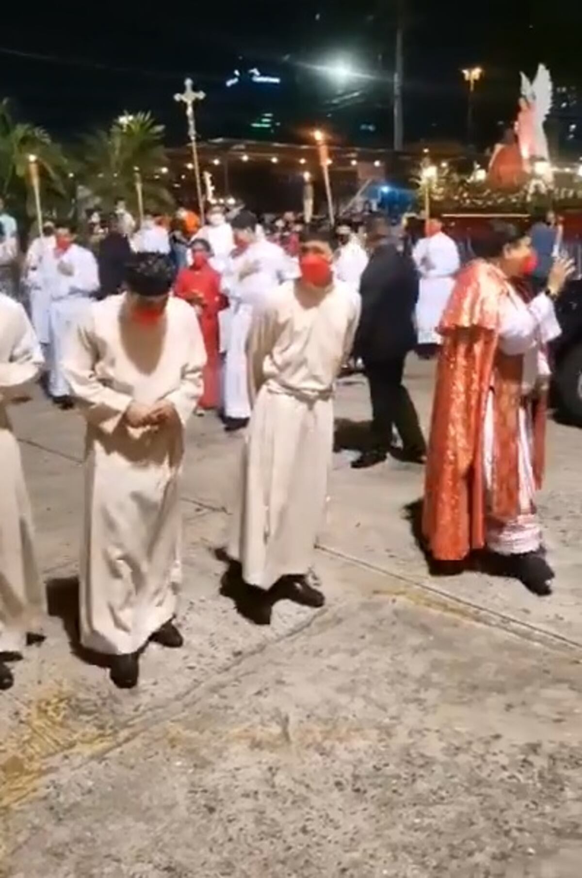 Cuestión de fe. Volvió la procesión a la Divina Misericordia, sin David Cosca, pero con el padre Manuel