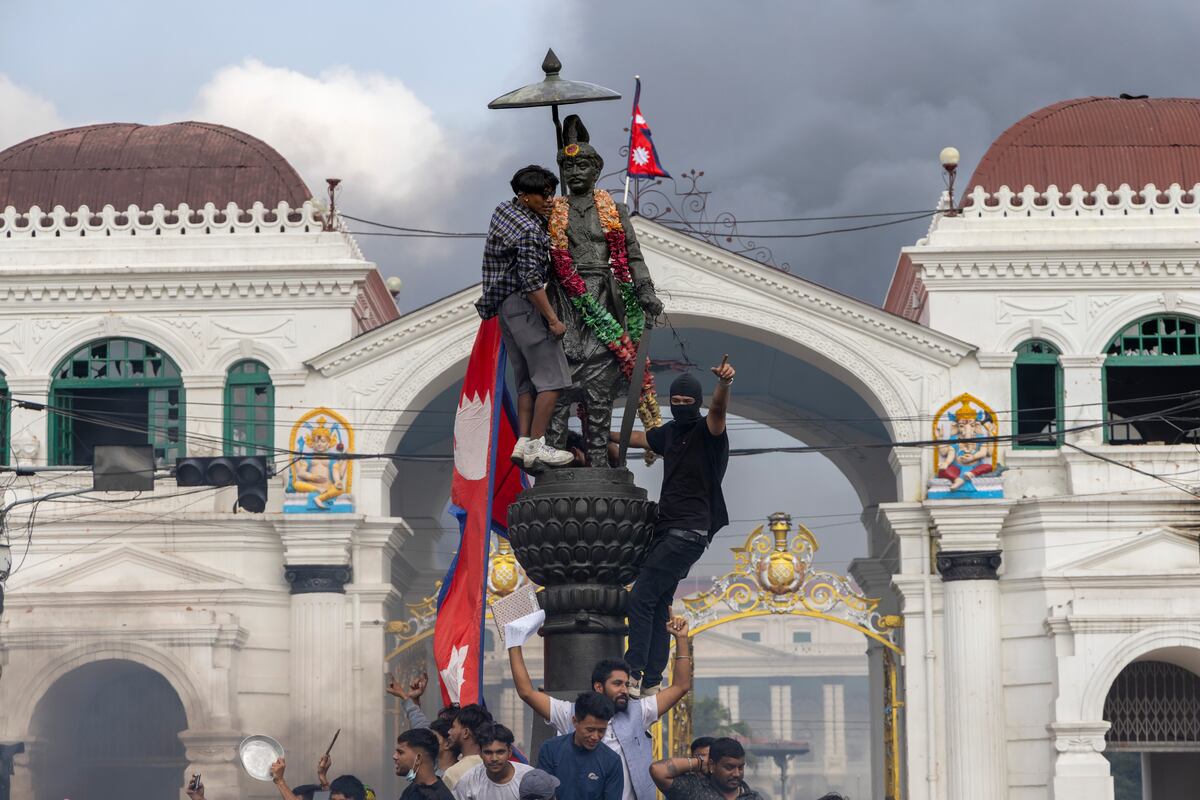 ¡Humillado y arrojado al río! Ministro de Finanzas de Nepal vive el peor día de su carrera