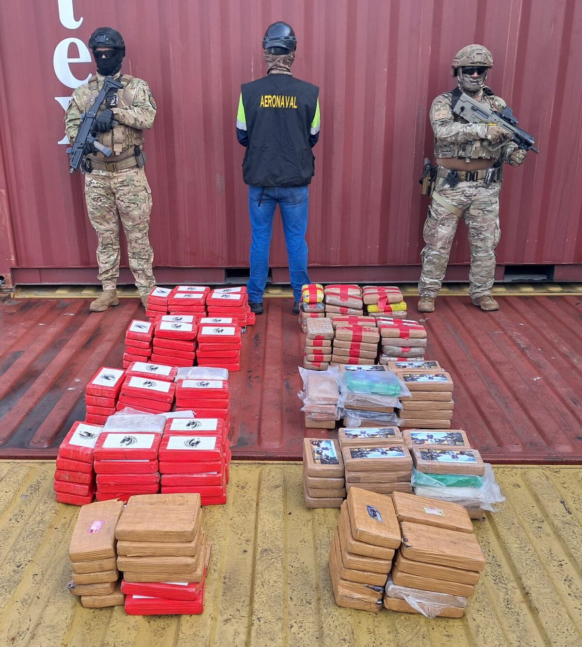 ¡Otro cargamento que no llegó a su destino! Aeronavales revientan buque con 230 paquetes de presunta droga en Colón