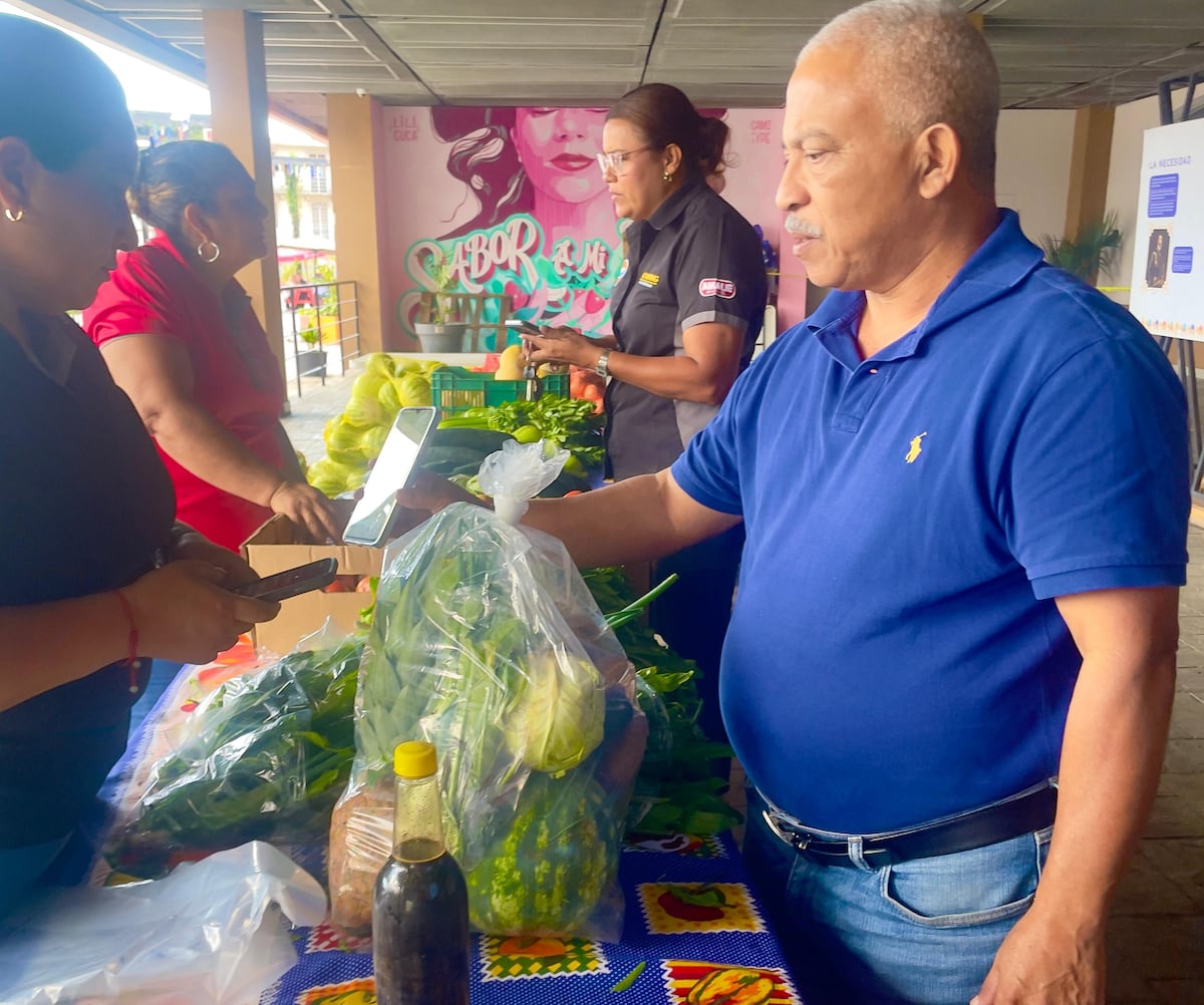 Panameños madrugaron por la ‘Puerca del Neri’: ventas superaron las 200 por puesto