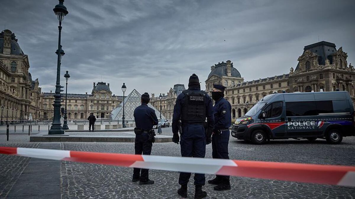 Un robo de joyas de valor incalculable en el Louvre rápido y profesional, pero con fallos
