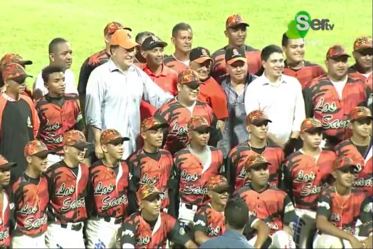 Varela inaugura estadio de béisbol en medio de polémica por impagos a jugadores