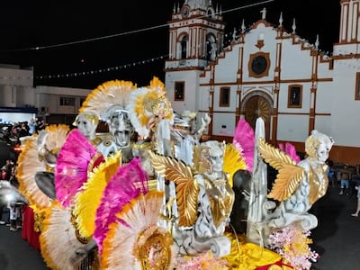 María Leticia deslumbra con ‘El Jardín de Medusa’ en el paseo nocturno