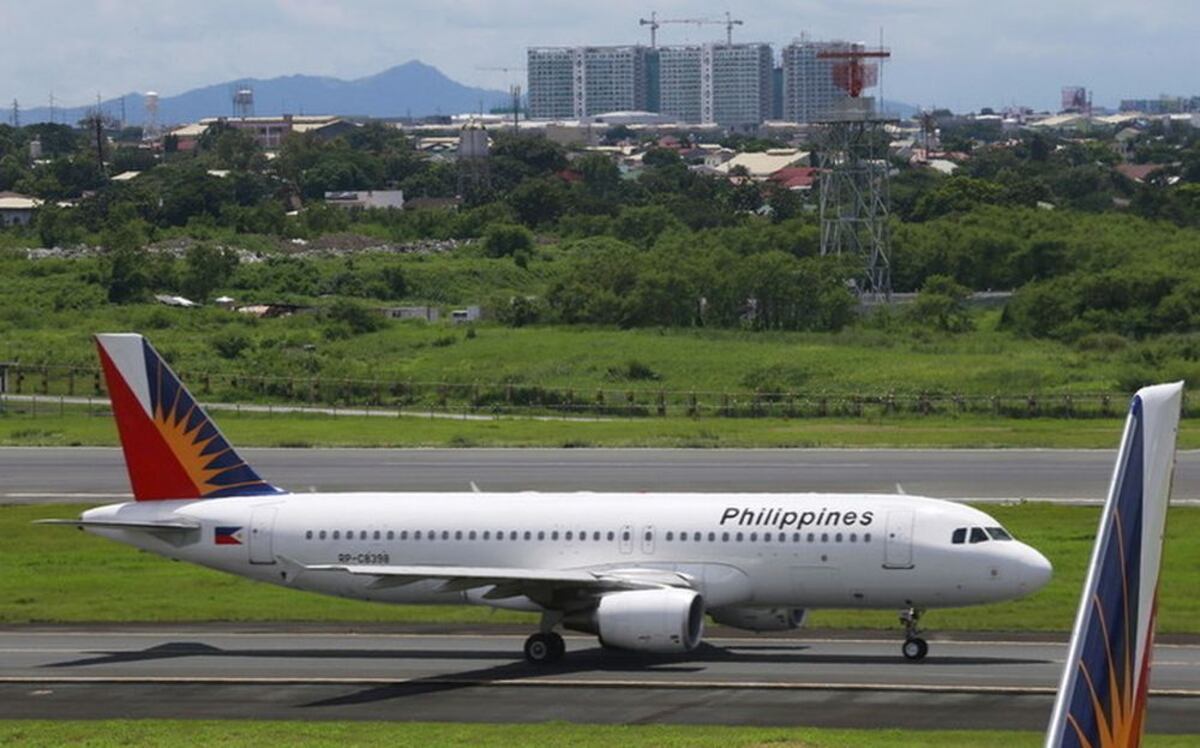 Azafata amamanta a un bebé de una madre que se quedó sin leche en pleno vuelo