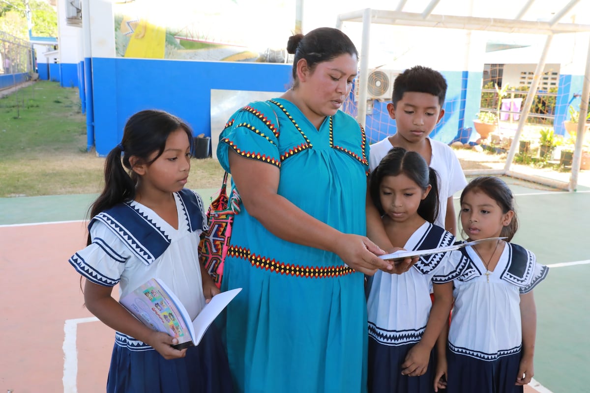 Dos madres Ngäbe vencen la pobreza y se gradúan como profesoras con honores
