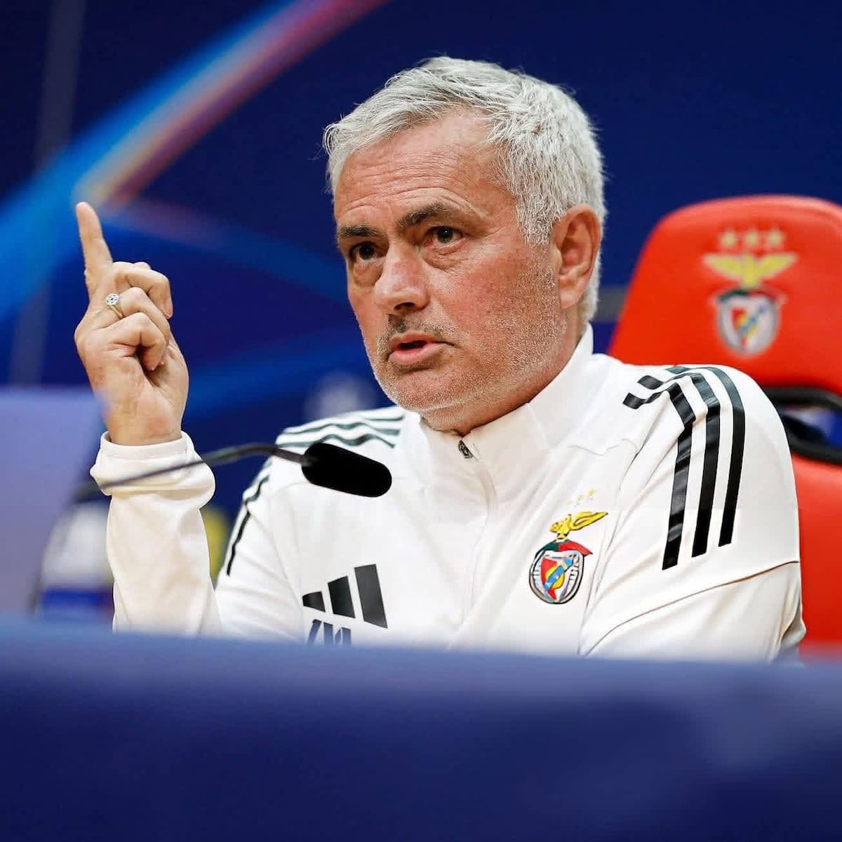 Mourinho calienta el partido con elogios: ‘Arbeloa, mi niño especial’