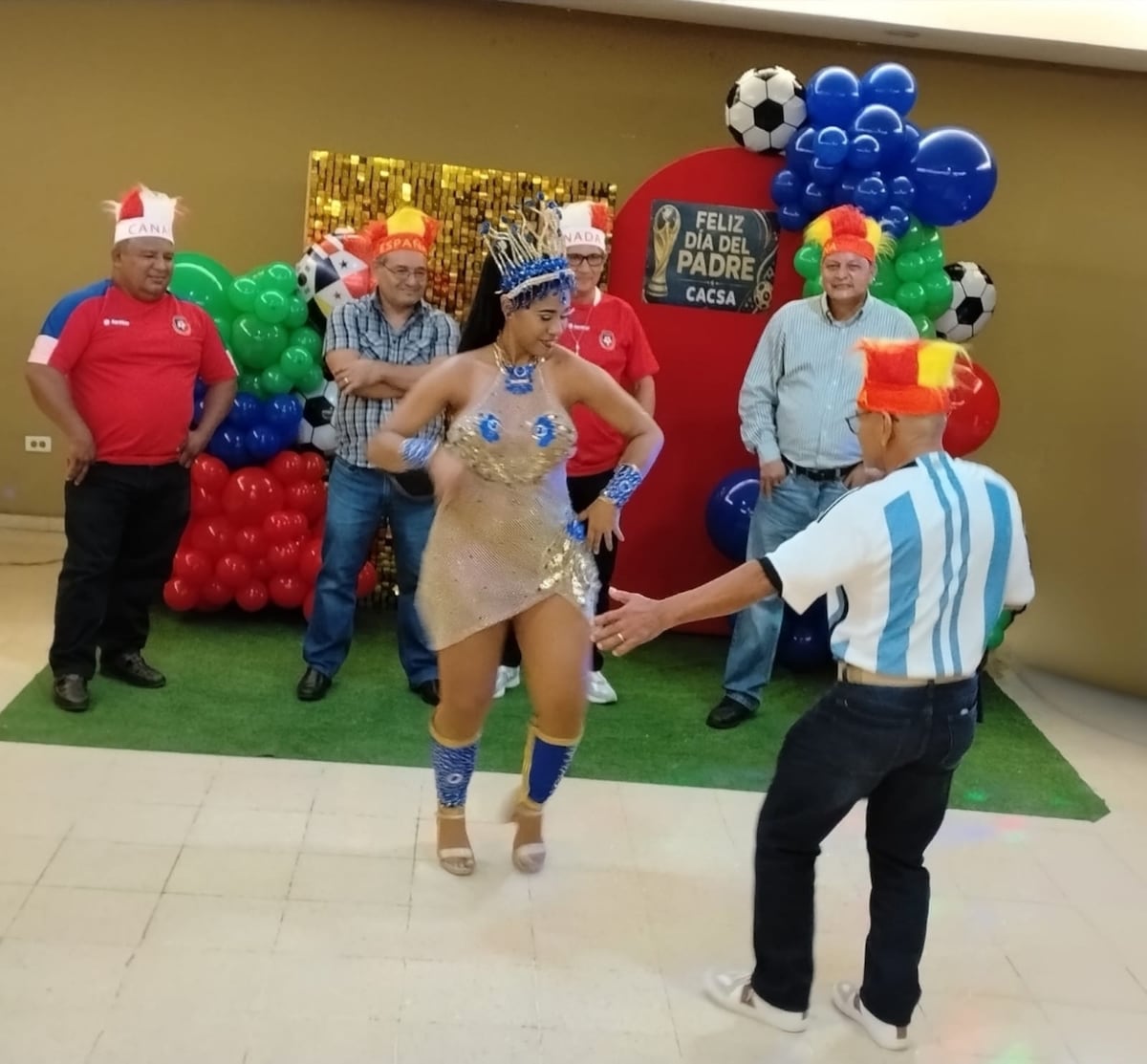 Papás celebran su día con sabor mundialista en Santiago