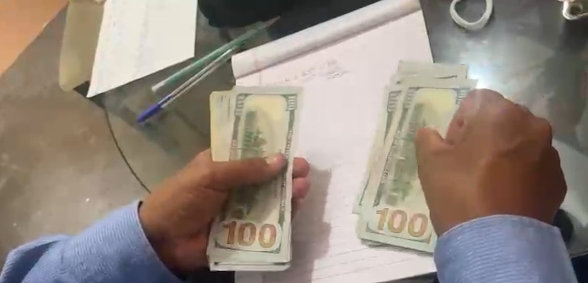 ¡Les cayó el satélite! Caen tres funcionarios de Aduanas por presunta corrupción