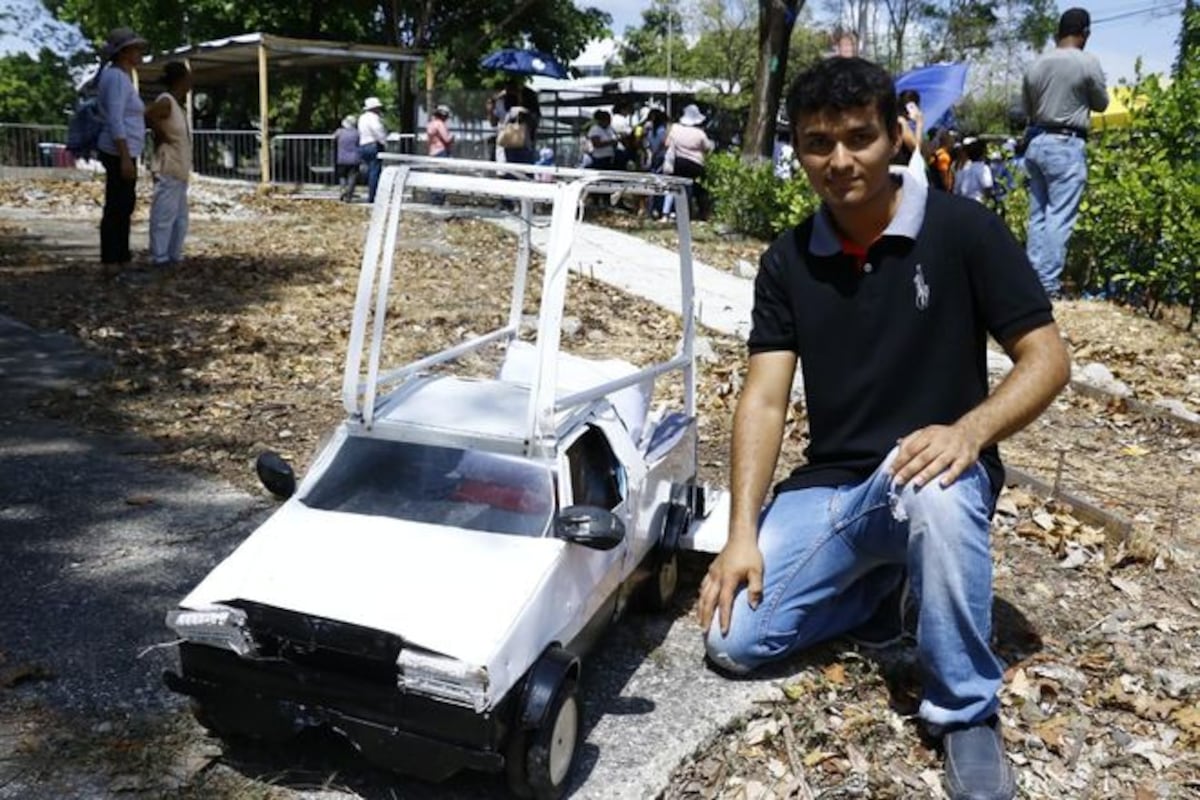 Papamóvil en miniatura. Lo trajo desde Capira. Chequee