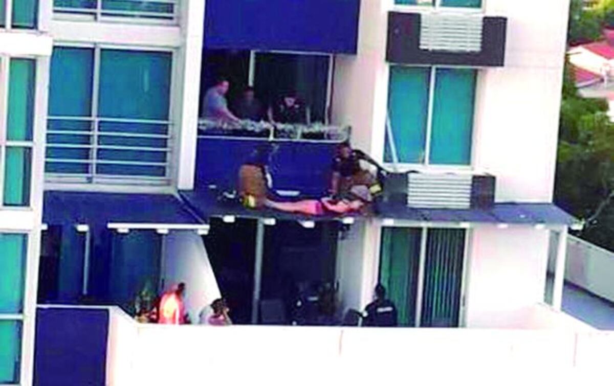 Pareja que cayó del décimo piso de un edificio estaban borrachos