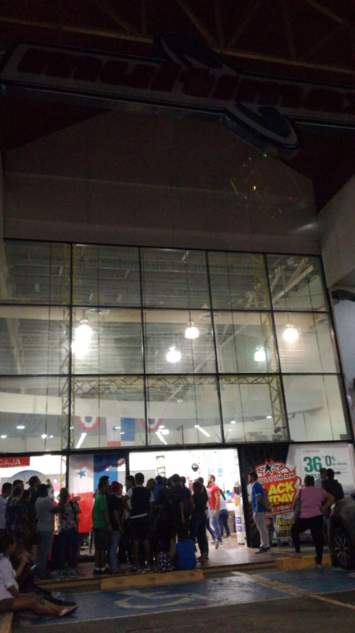 Empezó el Black Friday en Panamá. Cientos hacen fila desde la noche del jueves