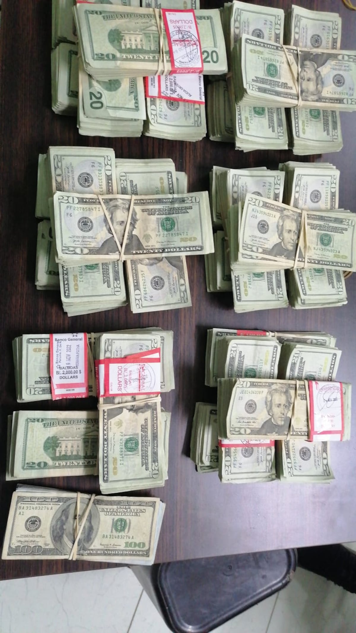 Llevaba mucha plata en el asiento trasero del auto, más de $60 mil en billetes de a $20 y de $100. Lo pillan