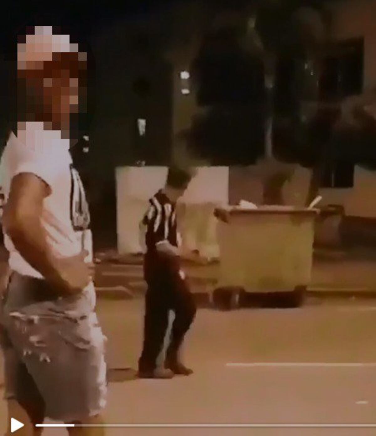 Video en el que joven golpea a adulto mayor en Curundú causa repudio