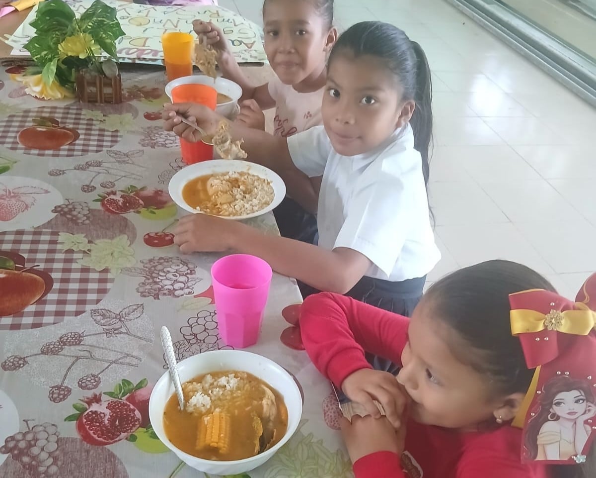 Más de 4 mil estudiantes reciben pollo y huevos producidos en escuelas de Bocas del Toro