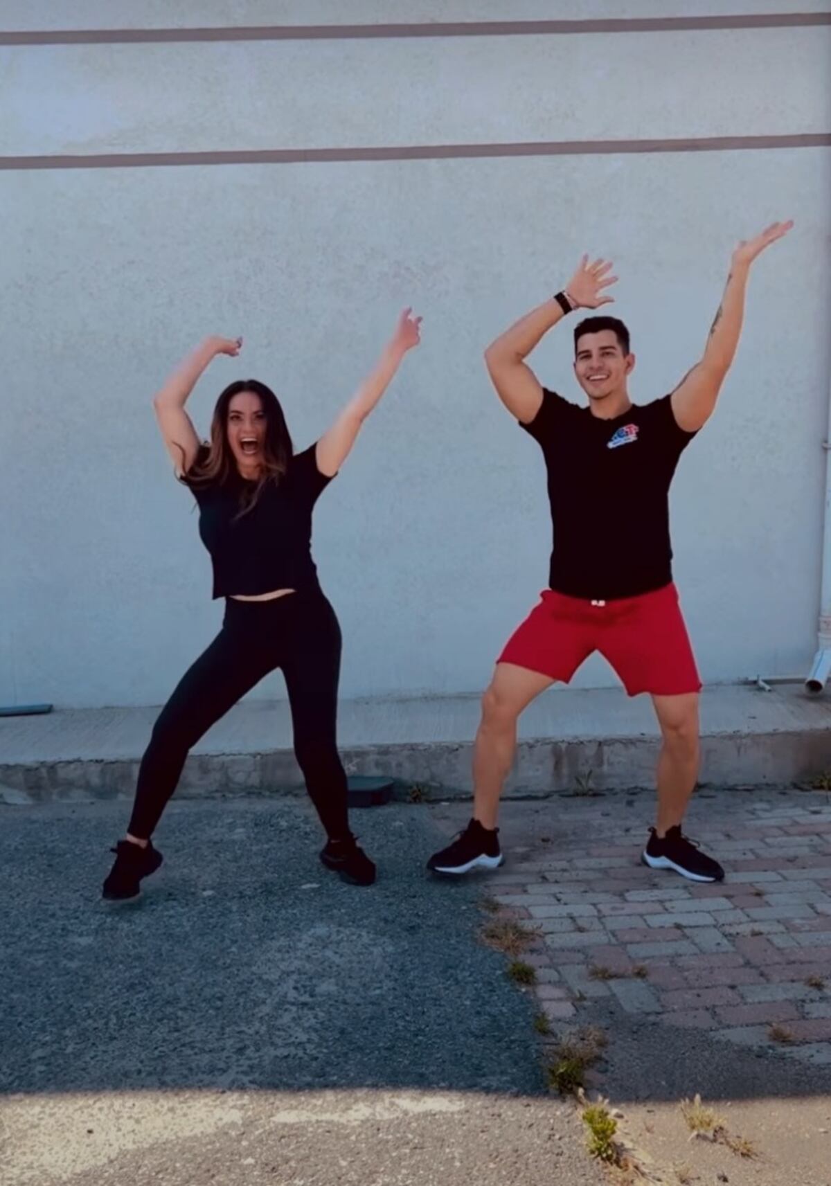 El bailarín panameño, Julián Torres se mueve junto a la presentadora de ‘12 corazones’