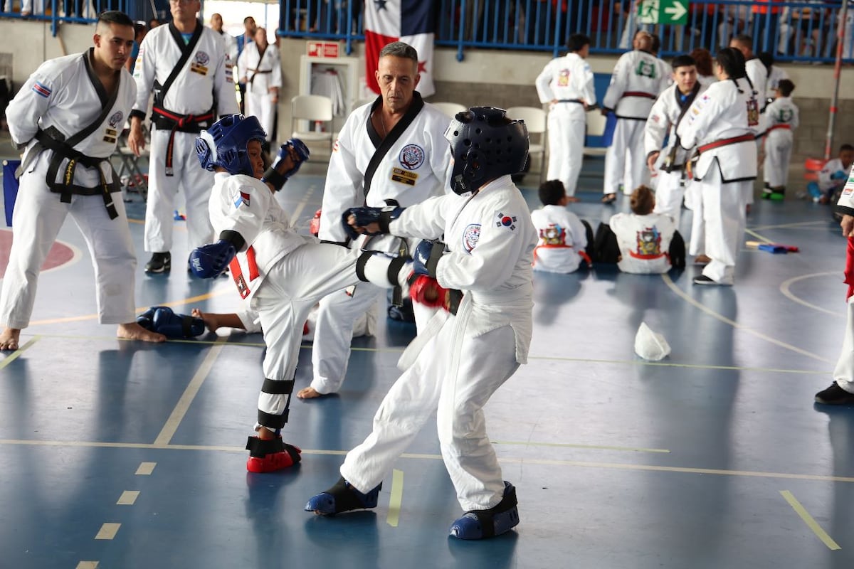 Karatecas panameños arrasan con medallas en Costa Rica 