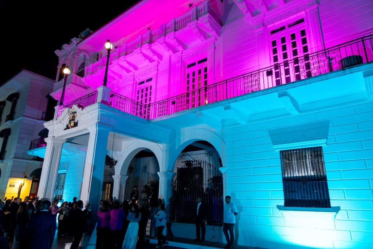 Palacio de las Garzas se viste de rosado y celeste por la lucha contra el cáncer