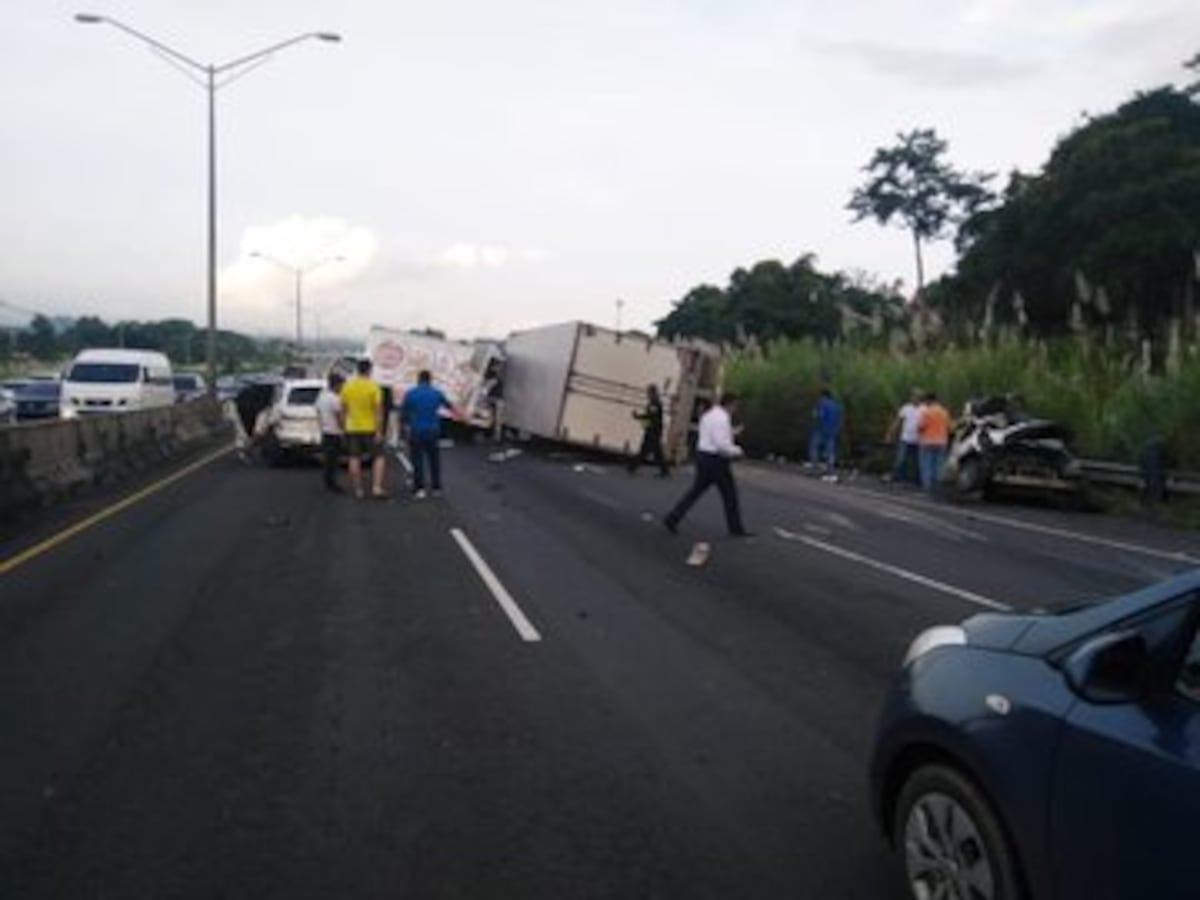 Colisión múltiple mantiene el tráfico detenido en la autopista Arraiján -La Chorrera hacia el interior. Videos