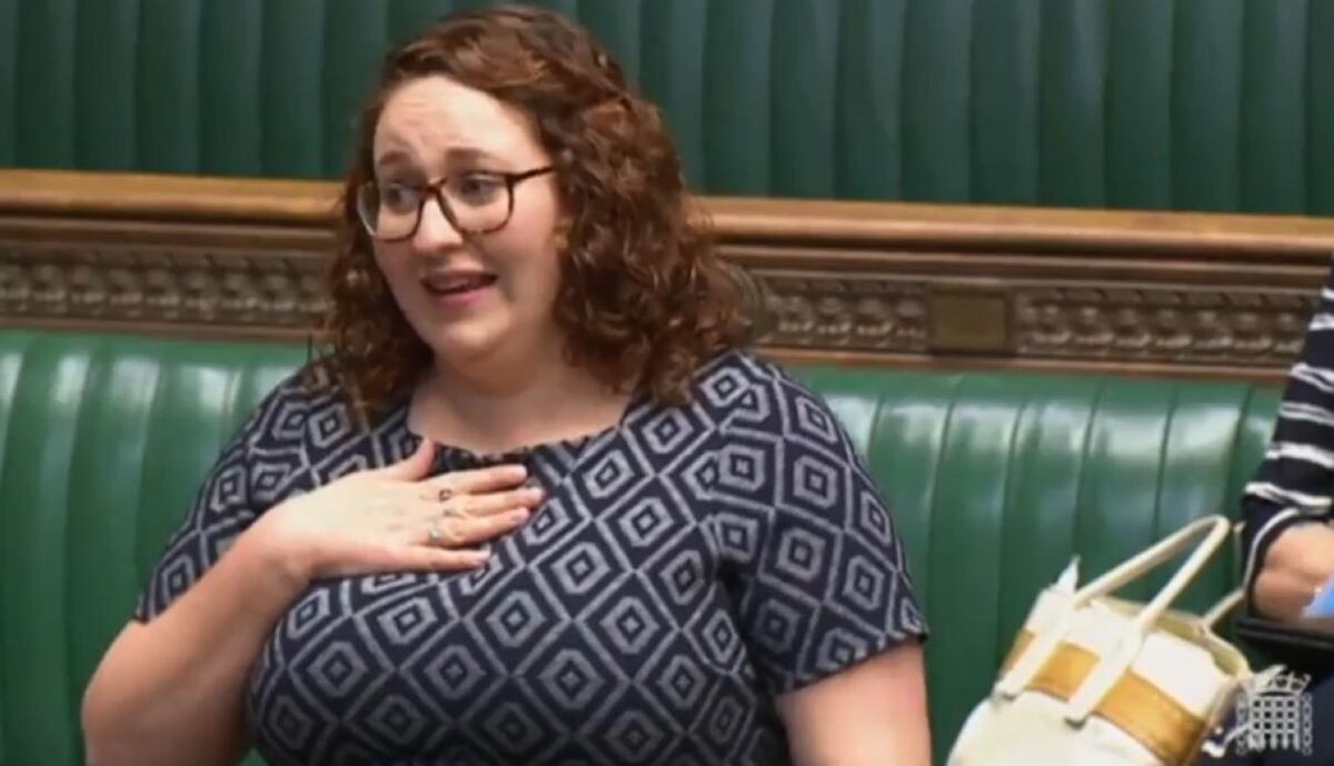 'Tengo mi regla', se justifica diputada por llegar tarde al Parlamento británico