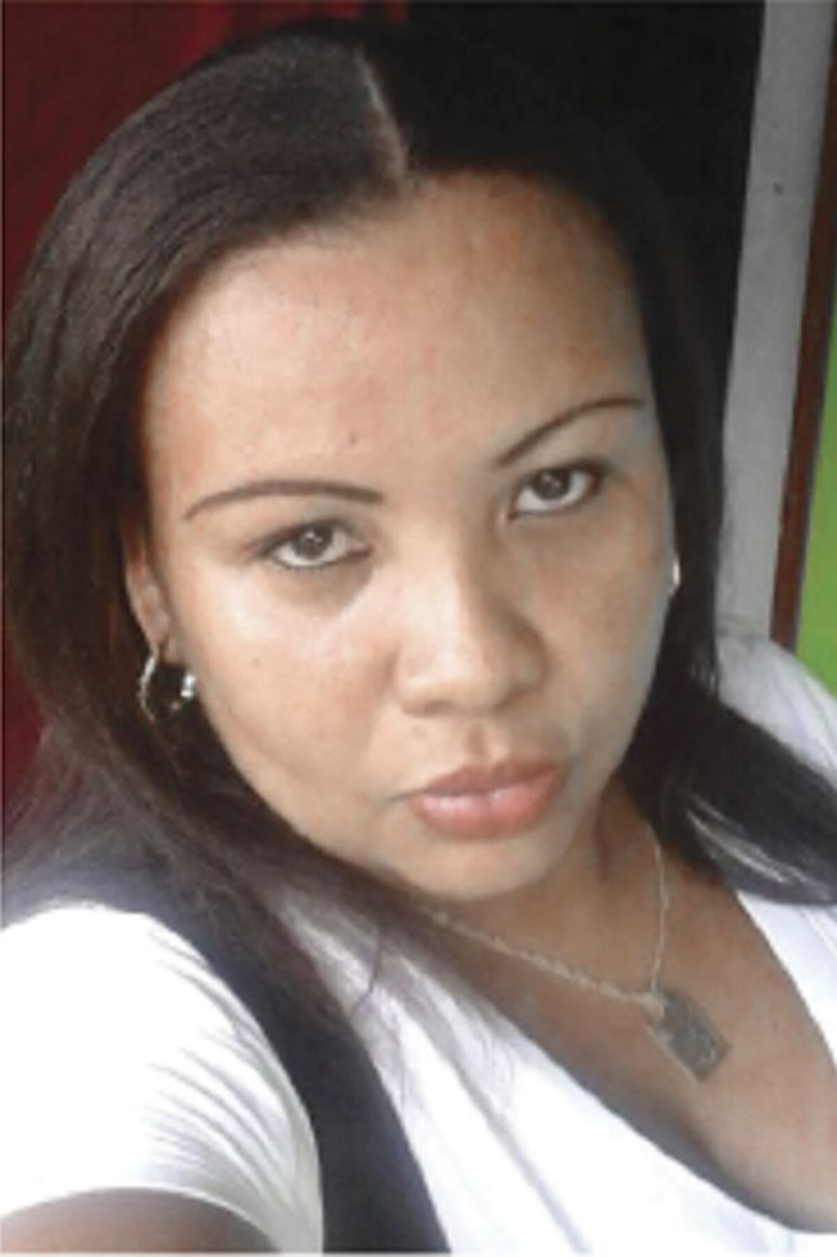 ¡MALVADO! Se presume que el padre de sus hijos le dio con un tubo y la asfixió 