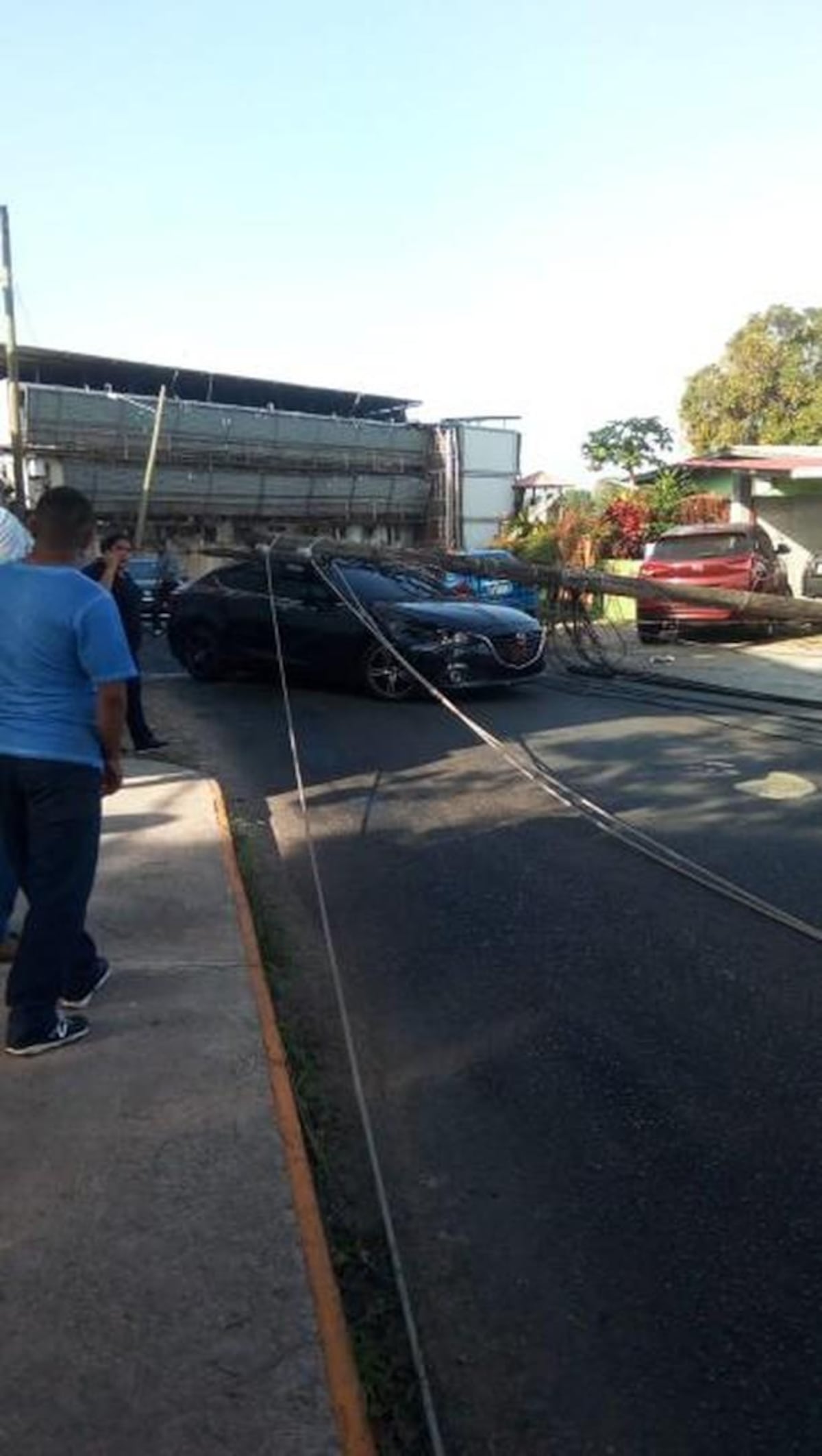 En La Chorrera están sin luz y agua por culpa de una grúa que tumbó los postes 