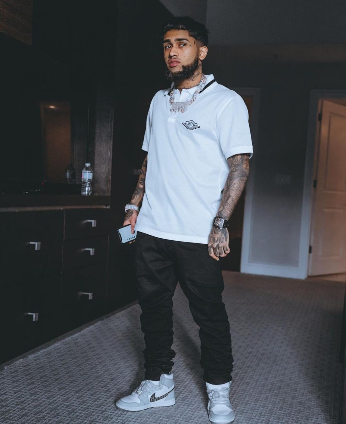 Detienen al rapero Bryant Myers con un cargador con municiones y con hierba