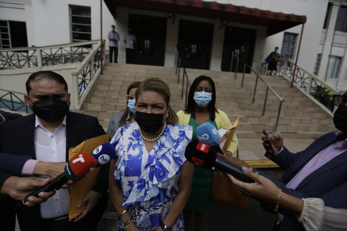 Revés para Martinelli. La juez amonesta verbalmente a su defensa por tratar de dilatar el proceso. El juicio va este martes. Video