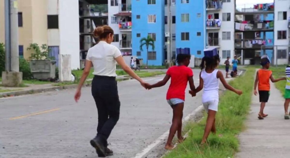 Revuelo.Ordenan retirar licencia con sueldo a una Miss,funcionaria de la Policía