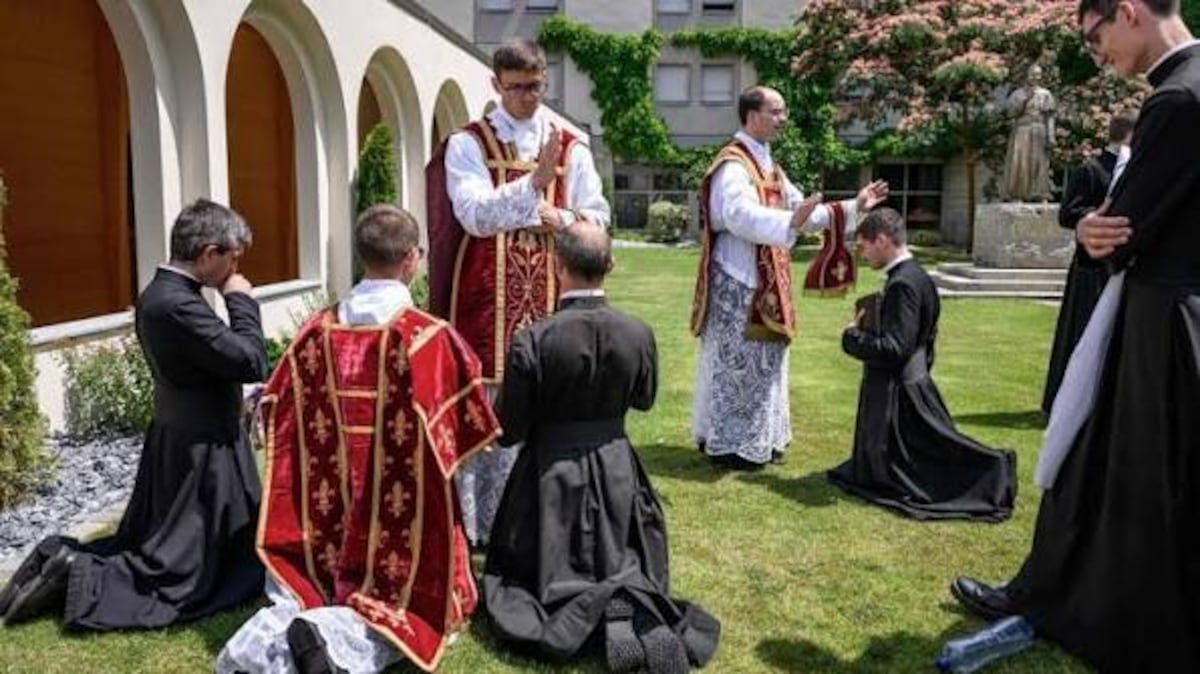 Lefebvrianos desafían al Papa y ordenan cuatro obispos sin permiso
