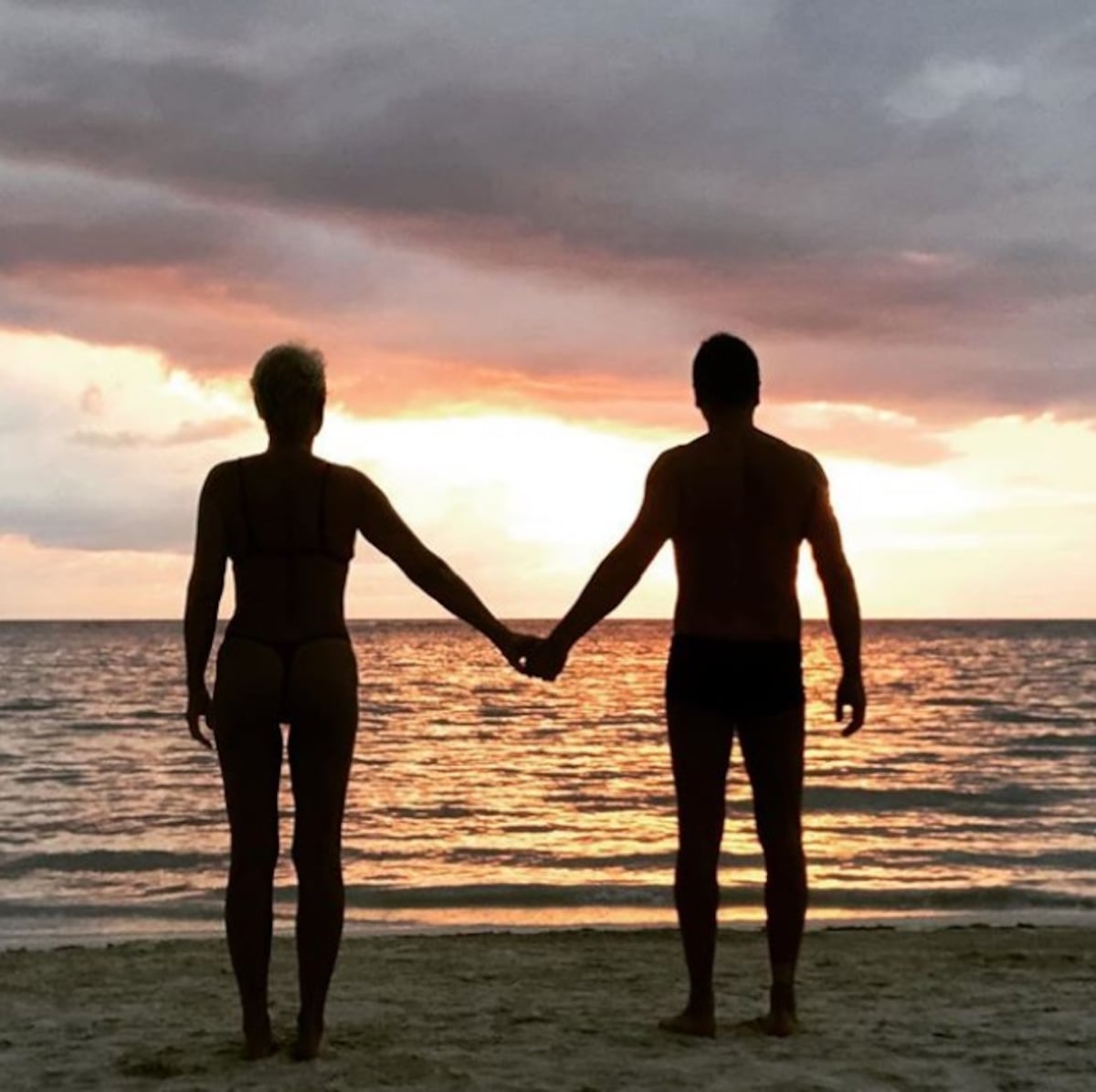 Xuxa se va de vacaciones con su pareja y se muestra al natural