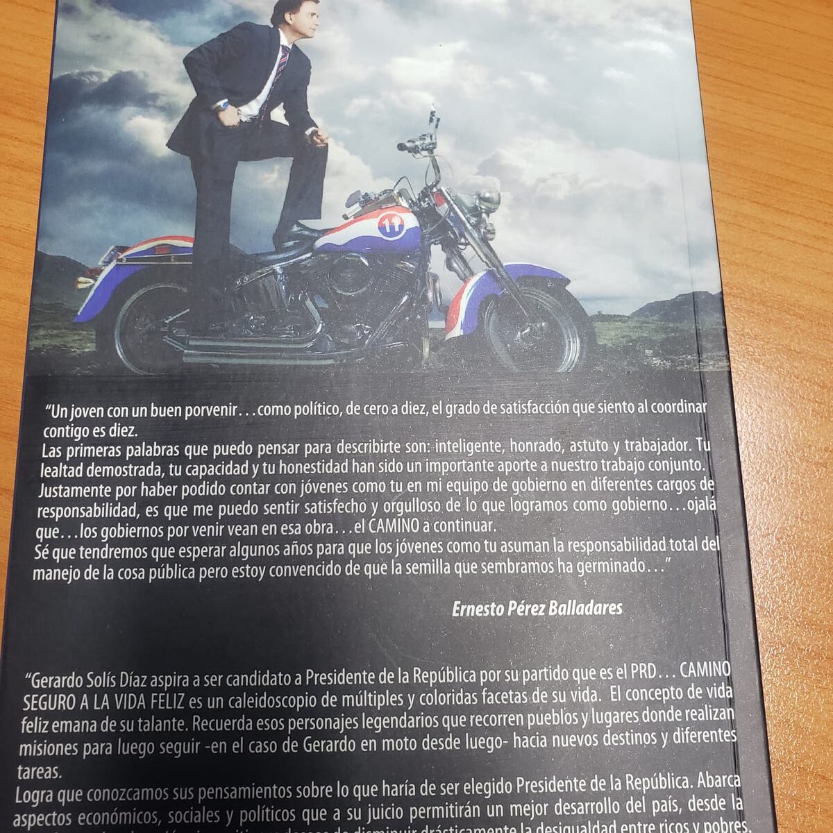 El contralor ‘feliz’ prepara un nuevo libro, pero la ciudadanía exige mayor fiscalización