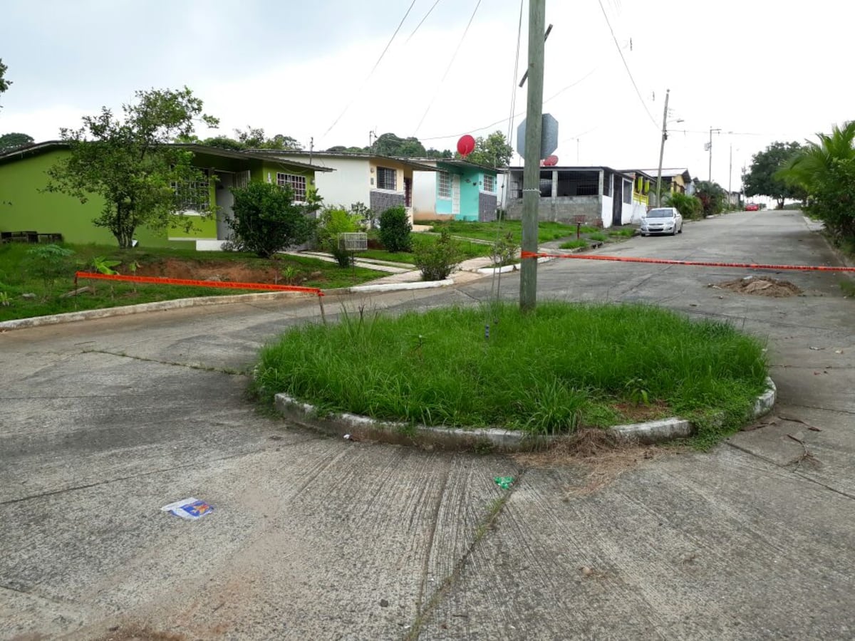 SE LOS ESTÁ TRAGANDO LA TIERRA. Sus casas están quedando en el aire 