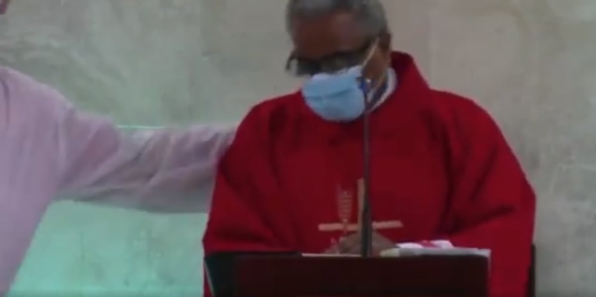 ‘Gracias a ustedes he podido comer’, admitió conmovido el padre de la parroquia San Agustín, en Villa Zaíta. Se quebrantó