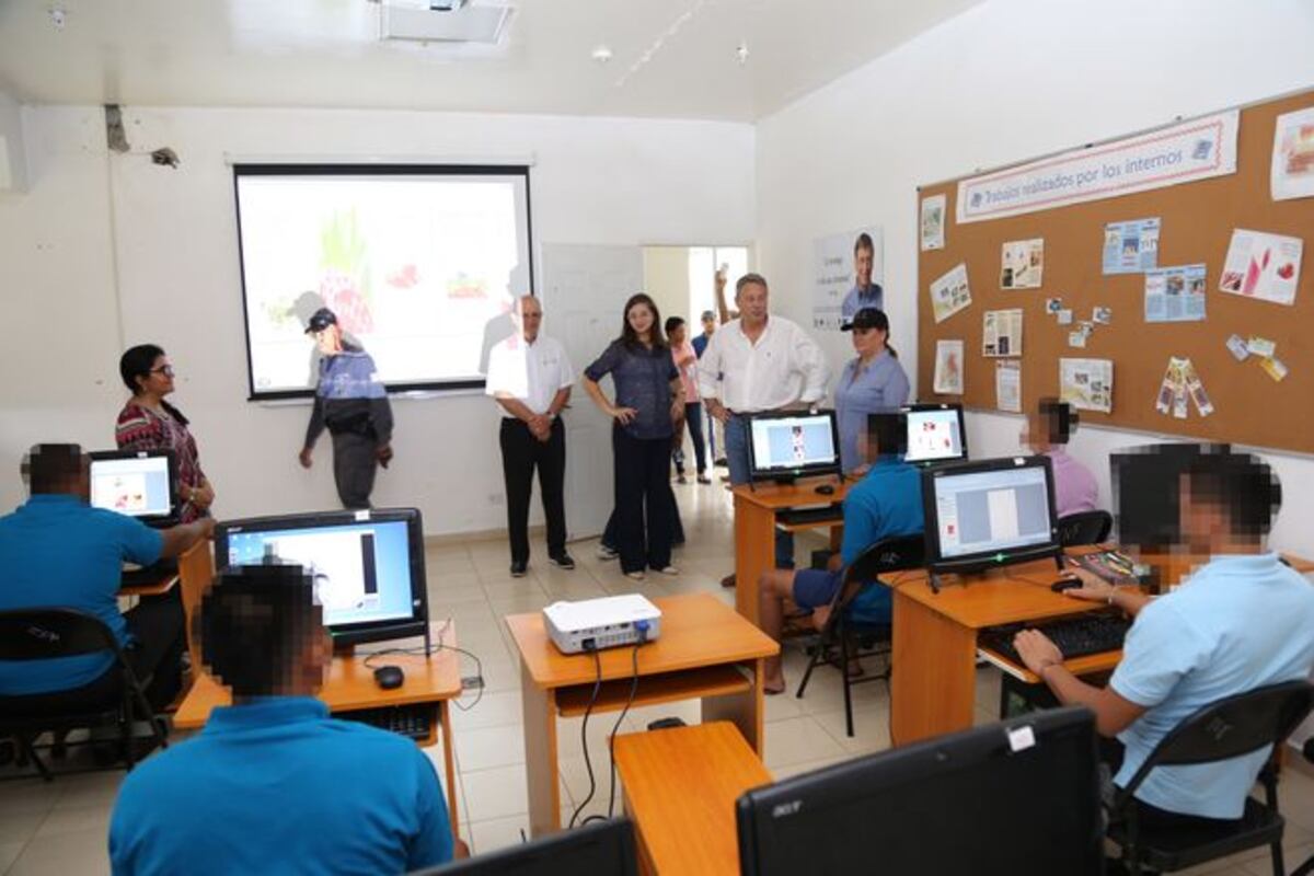 Embajador de Estados Unidos visita Centro de Cumplimiento de Pacora
