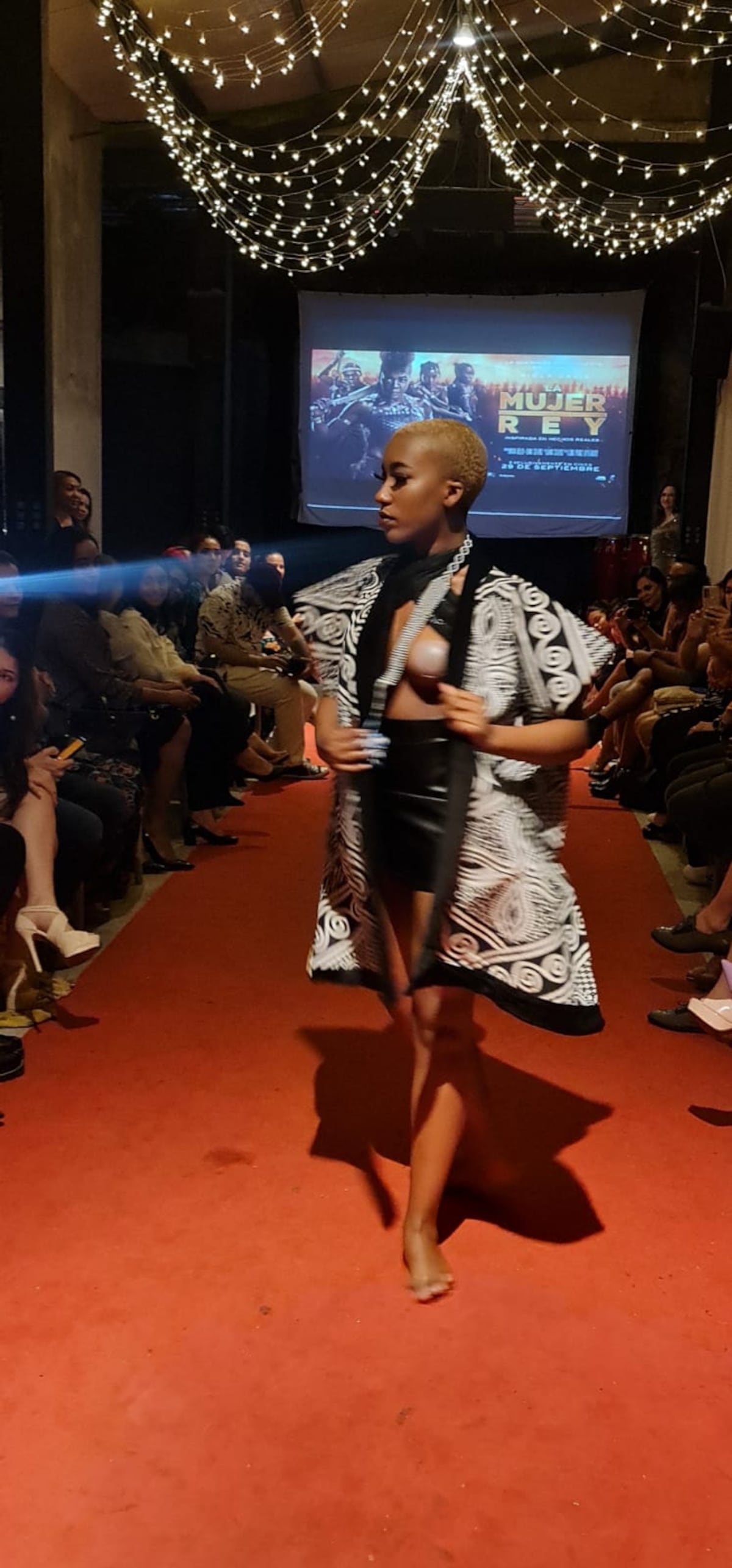 Desfile en Catedral con diseños inspirados en la película ‘La Mujer Rey’. Chequee