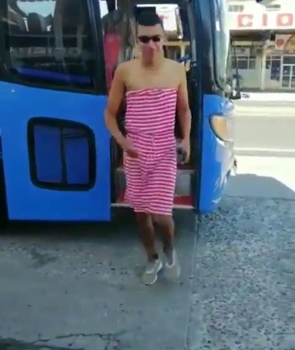 Obligan a peloteros santeños a penitencia de iniciación. Video viral