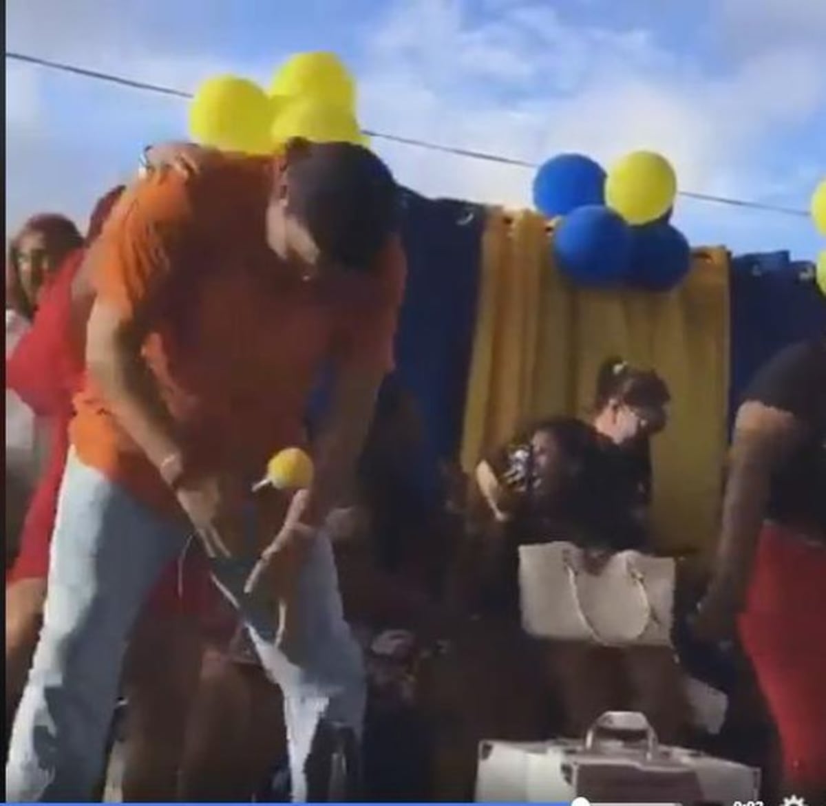 ¡FILTRAN VIDEO DE OTRO DIPUTADO!El honorable le mete al 'perreo' en plena tarima