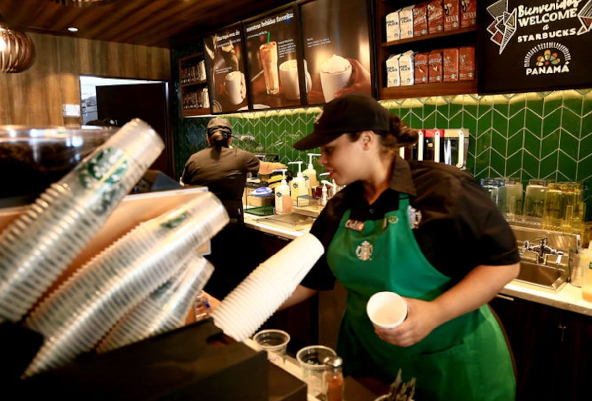 Starbucks anuncia cierre de 434 locales y nueva ola de despidos
