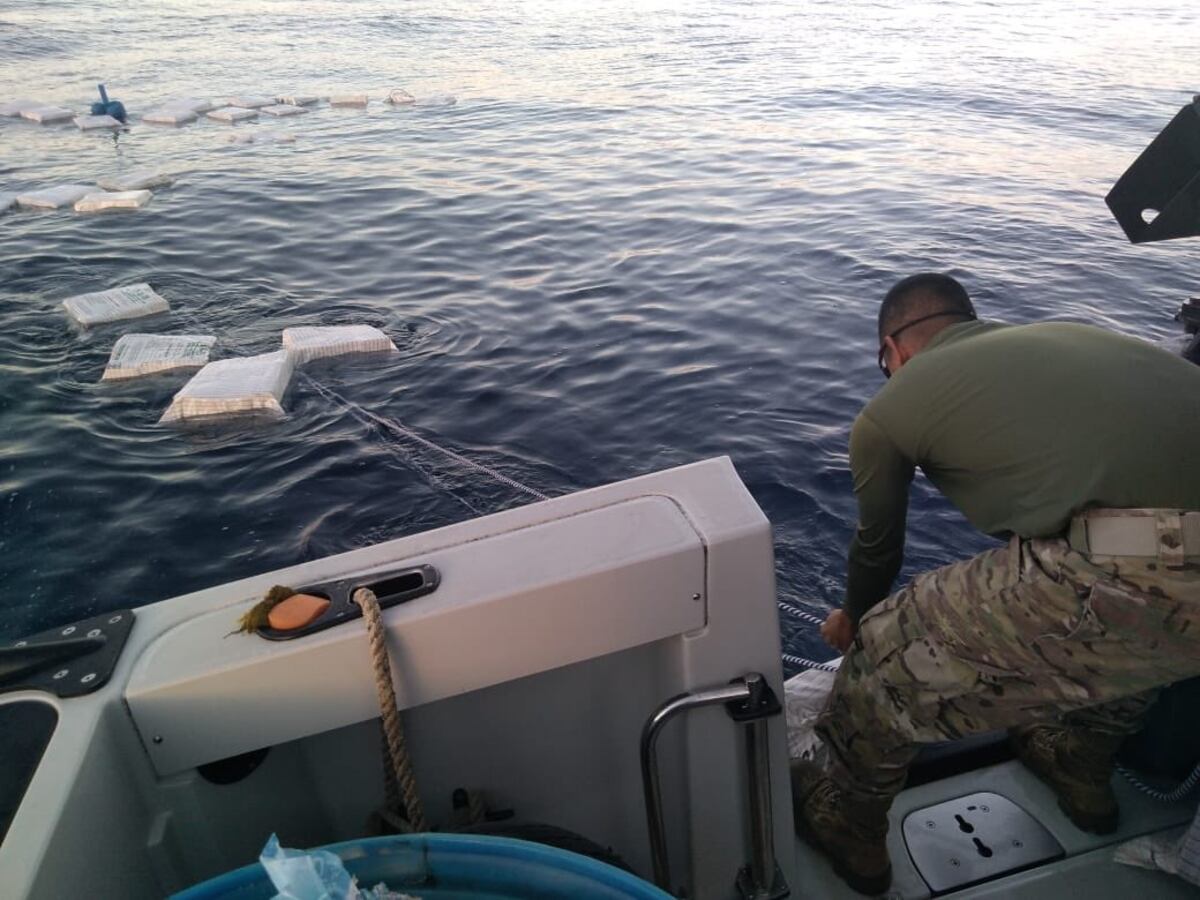 Cerca de isla veragüense narcos sueltan gran cantidad de droga al mar